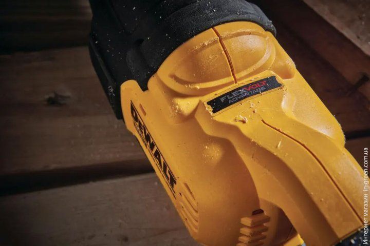 Пила сабельная аккумуляторная DeWALT DCS386T1