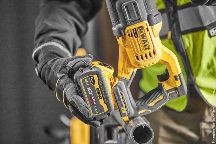 Пила сабельная аккумуляторная DeWALT DCS386T1
