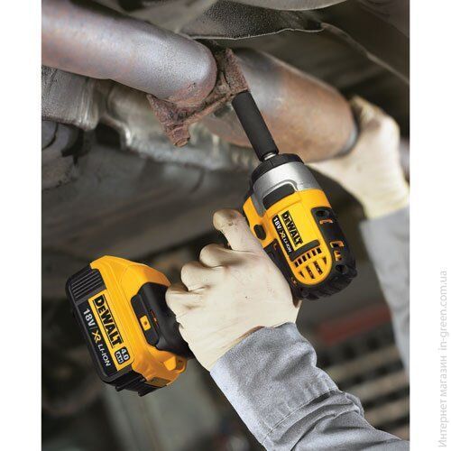 Шуруповерт DEWALT DCF880M2