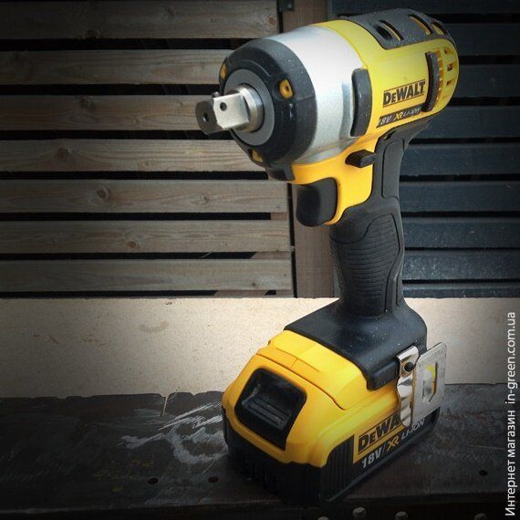 Шуруповерт DEWALT DCF880M2