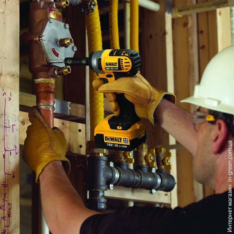 Шуруповерт DEWALT DCF880M2