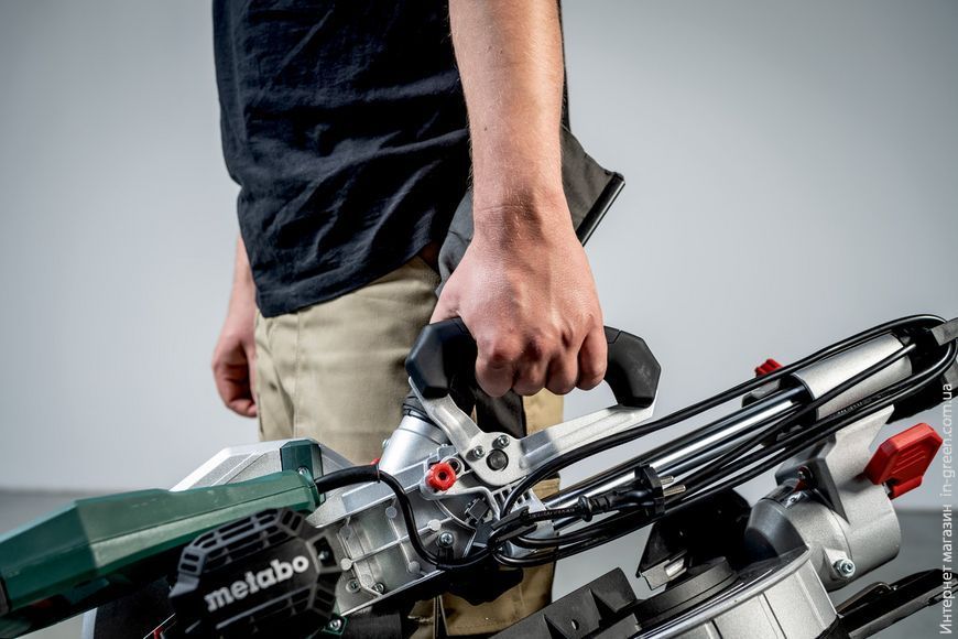 Торцовочная пила з тяговою функцією METABO KGS&nbsp;216&nbsp;M