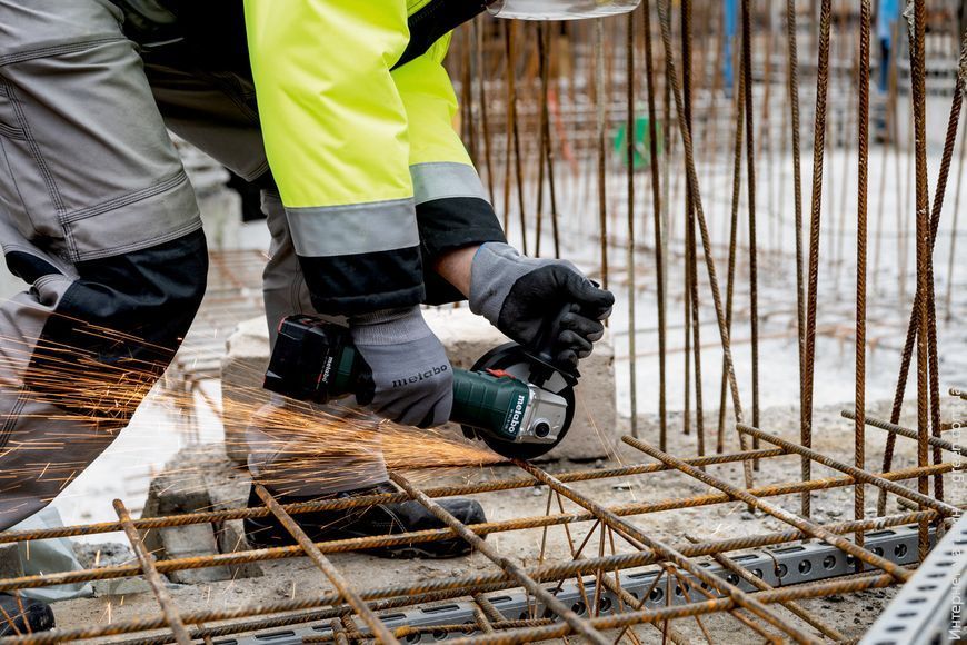 Акумуляторна кутова шліфувальна машина METABO W 18 L 9-125