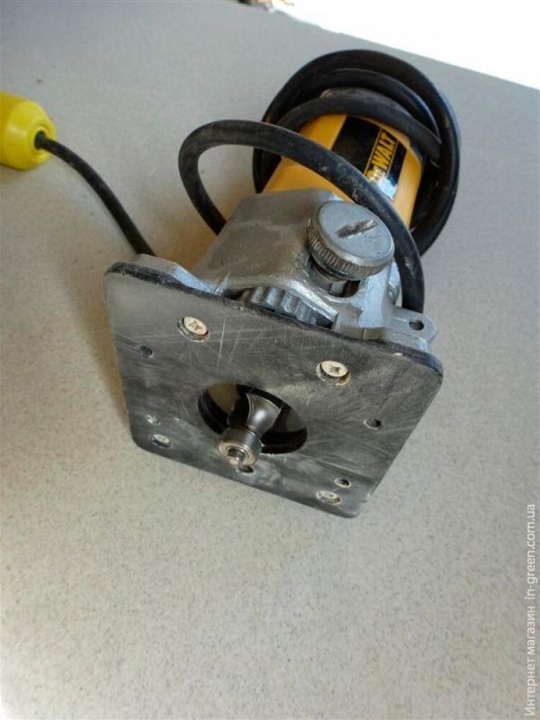 Фрезер DEWALT DW670
