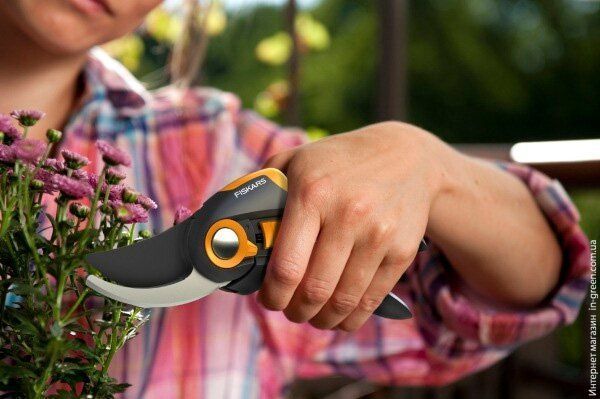 Секатор FISKARS SMART FIT P68