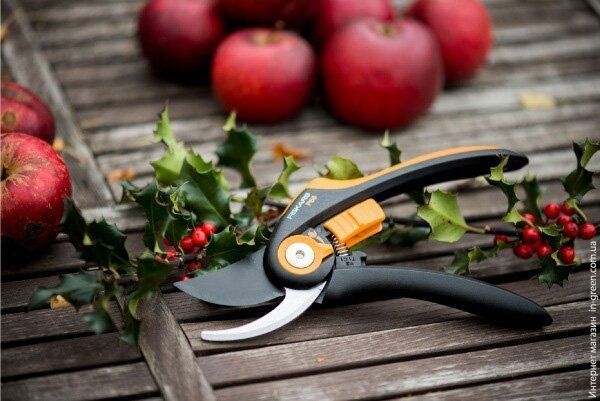 Секатор FISKARS SMART FIT P68