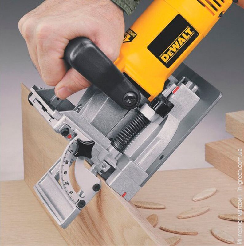 Фрезер DEWALT DW682K