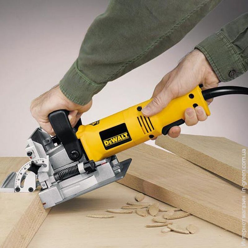Фрезер DEWALT DW682K