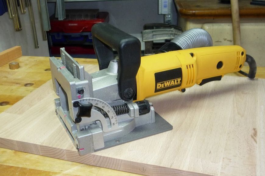 Фрезер DEWALT DW682K