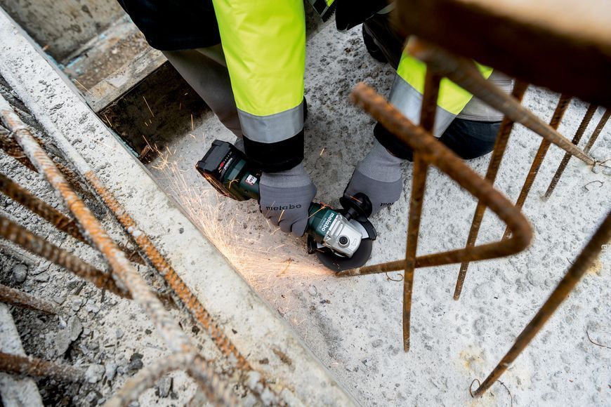 Акумуляторна кутова шліфувальна машина щіткова METABO W 18 L 9-125 (каркас)