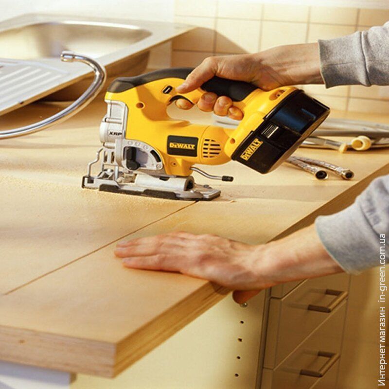 Лобзик DEWALT DC330KB
